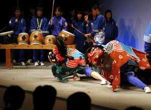 獅子舞を披露する吉野中の生徒たち＝徳島市の県立２１世紀館