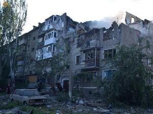 　ウクライナ・ミコライウで、ロシア軍の攻撃を受けた集合住宅＝２９日（ウクライナ非常事態庁提供・ロイター＝共同）