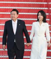 　２７日、スペイン・マドリードに到着した韓国の尹錫悦大統領（左）と金建希夫人（聯合＝共同）