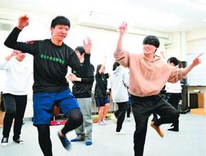 文理大学連の学生(右)から踊りの指導を受ける徳島中央高校の生徒=徳島市北矢三町1