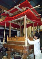 増田さんが改修した太鼓屋台。１５日の秋祭りで地域を練る＝阿波市土成町の増田さん宅