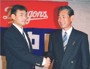中日から１位指名され、先輩の星野監督（右）と握手する明大の川上憲伸投手＝１９９７年１１月２１日、東京都内のホテル