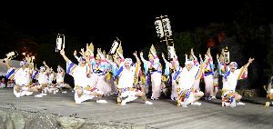 チャリティー阿波踊りで息の合った乱舞を披露する踊り子＝小松島市の小松島ステーションパーク