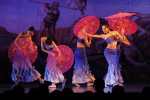 システィーナホールで幻想的な舞を披露した上海舞踊学校の生徒＝鳴門市の大塚国際美術館