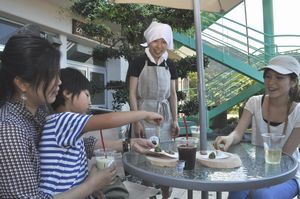 旧有瀬小にプレオープンした「山茶カフェ」。１４日から本格始動する＝三好市西祖谷山村有瀬