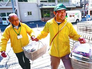 クレエールの原田(左)に見送られ、徳島市役所に弁当を配達する米田