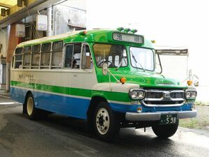 路線バスとして運行するボンネットバス=三好市池田町サラダ