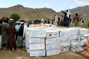 　支援物資を受け取るため、集まる被災者ら＝２３日、アフガニスタン東部（ロイター＝共同）