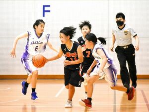 女子1回戦・三野対那賀川　両チームの選手が激しく競り合う=日和佐総合体育館