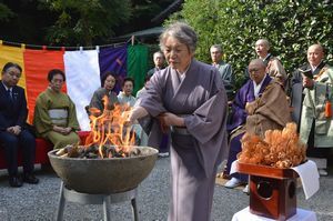 感謝の気持ちを込めて茶せんを火の中に投じる参列者＝徳島市の瑞巌寺