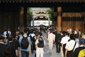 　終戦の日を迎え、靖国神社へ参拝に訪れた人たち＝１５日早朝、東京・九段北
