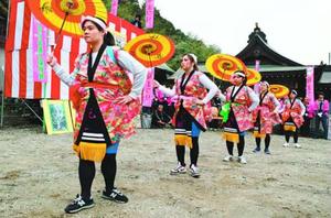 阿川梅まつりで傘踊りを披露する女性=神山町阿野