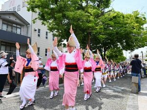県内4大学連が参加して行われた流し踊り=徳島市の新町川沿い