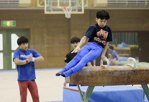 県体操協会が開いた強化講習会では、さまざまな世代の強化指定選手らが一緒に練習に励んでいた＝２月、青森山田高校体育館