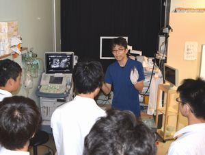 医師から院内の設備について説明を受ける生徒ら＝那賀町の相生包括ケアセンター