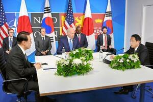 　日米韓首脳会談に臨み、冒頭で発言する岸田首相。中央はバイデン米大統領、左は尹錫悦韓国大統領＝２９日、スペイン・マドリード（代表撮影・共同）