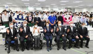 　東京五輪・パラリンピック組織委員会の解散にあたり記念撮影する関係者。前列左から４人目は橋本聖子会長、その右は武藤敏郎事務総長＝３０日午前、東京都内（代表撮影）