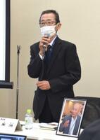 　故李鶴来さんの追悼集会で、遺影を前に話す朴来洪さん＝２０２１年４月、東京・永田町