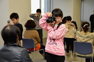 写真撮影の練習をする豆記者たち＝徳島新聞社
