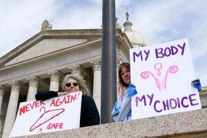 　４月、オクラホマ州議会議事堂前で中絶禁止法に抗議する女性ら＝オクラホマシティー（ＡＰ＝共同）