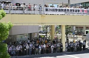 　街頭演説を聞く有権者ら＝６月２９日、大阪府高槻市（画像の一部を加工しています）