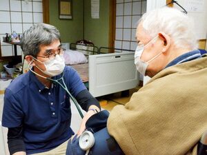 在宅療養をする患者宅を訪れ、診療する笠松院長=徳島市内
