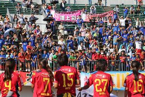 試合終了後、ＩＮＡＣ神戸の選手に声援を送る観客＝鳴門ポカリスエットスタジアム