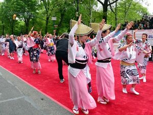 ジャパンパレードで乱舞するニューヨーク連の踊り手=14日、米ニューヨーク(西谷さん提供)