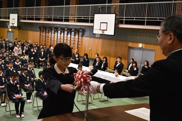 学びやに別れ　徳島県内3市町12小学校で卒業式
