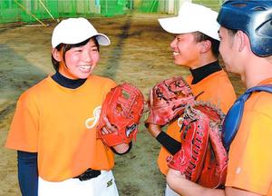 練習の合間に男子部員と談笑する、県内唯一の女子高校野球選手の吉本(左)=阿波高グラウンド