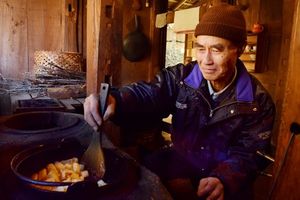 ガスは使っていない。かまどでネパールの料理を作る中村さん＝上勝町福原