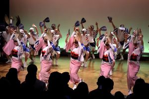 しなやかな女踊りを披露する葉月連の踊り子＝徳島市の阿波おどり会館