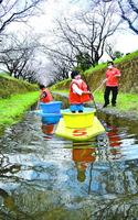 たらい舟を体験する子どもたち=勝浦町生名の生名谷川