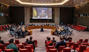 　国連安全保障理事会でオンライン演説するウクライナのゼレンスキー大統領＝２８日、米ニューヨーク（国連提供、共同）