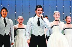 卒業公演のリハーサルで歌と踊りを披露するライスさん(中央)=宝塚市の宝塚バウホール