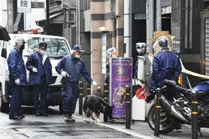 　男性が倒れているのが見つかった現場周辺を調べる大阪府警の捜査員＝１３日、大阪市中央区