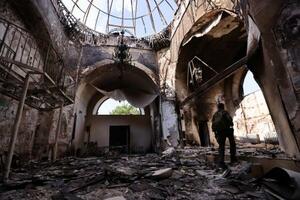 　ウクライナ・リシチャンスクの破壊された教会＝５日（タス＝共同）
