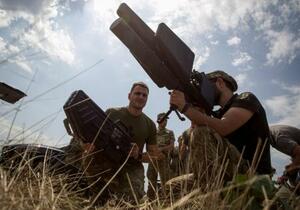 　兵器の使い方の訓練を受けるウクライナ兵＝１４日、南部ミコライウ州（ロイター＝共同）