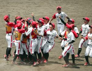 　優勝を決め、笑顔でマウンドに集まる東近江バイオレッツの選手たち＝２６日、堺市