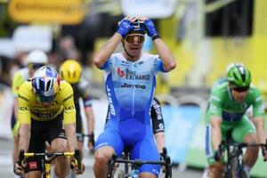 　ツール・ド・フランス、第３ステージを制し、感激をあらわにするディラン・フルーネベヘン＝３日、セナボー（ロイター＝共同）