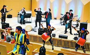 島唄の演奏に合わせてエイサーを踊る学生=徳島市の徳島文理大