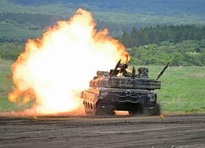 　陸上自衛隊の「富士総合火力演習」で砲弾を放つ１０式戦車＝２８日午前、静岡県の東富士演習場