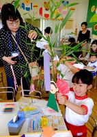 ササに短冊や飾りを付ける園児たち＝徳島市国府町の白うめ幼稚園