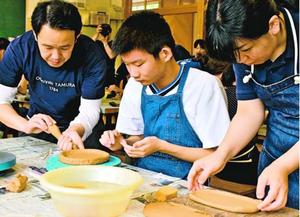 指導を受けながら大谷焼の作品作りに挑む生徒(中)=美波町の阿南支援学校ひわさ分校