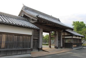徳島藩主・蜂須賀氏の居城だった徳島城。正門に当たる「鷲の門」は空襲で焼失し、１９８９年に復元された＝徳島市