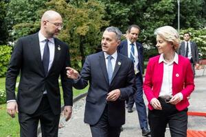 　ウクライナ復興会議で意見を交わす、ウクライナのシュミハリ首相（左）ら＝４日、スイス・ルガノ（ロイター＝共同）