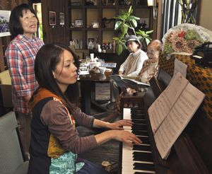 ピアノと朗読のコラボ演目を練習する出演者＝東みよし町加茂の喫茶店パパラギ