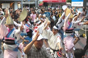 観光客でにぎわう繁華街で阿波踊りのフラッシュモブを披露する大阪天水連の連員ら＝大阪市