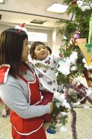 ヒノキのクリスマスツリーに飾りを付ける園児ら＝美波町西の地の町役場由岐支所