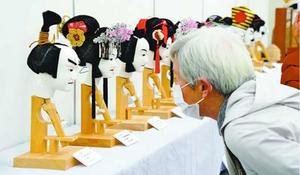 「現代の木偶展」で展示された人形を眺める来場者=徳島市のあわぎんホール